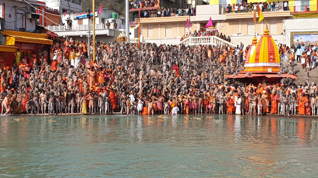 श्रद्धालुओं ने लगाई आस्था की डुबकी