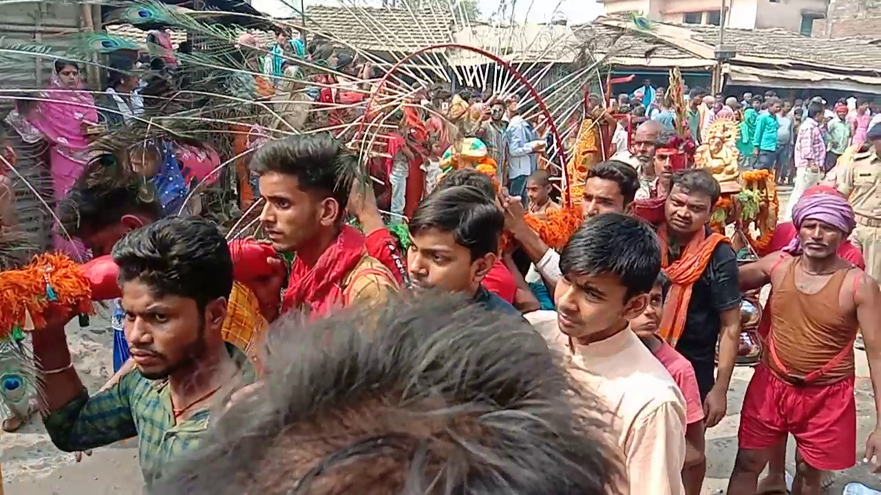 Devotees offered water to Lord Shiva with 54 feet of Kanwar in Sahibganj