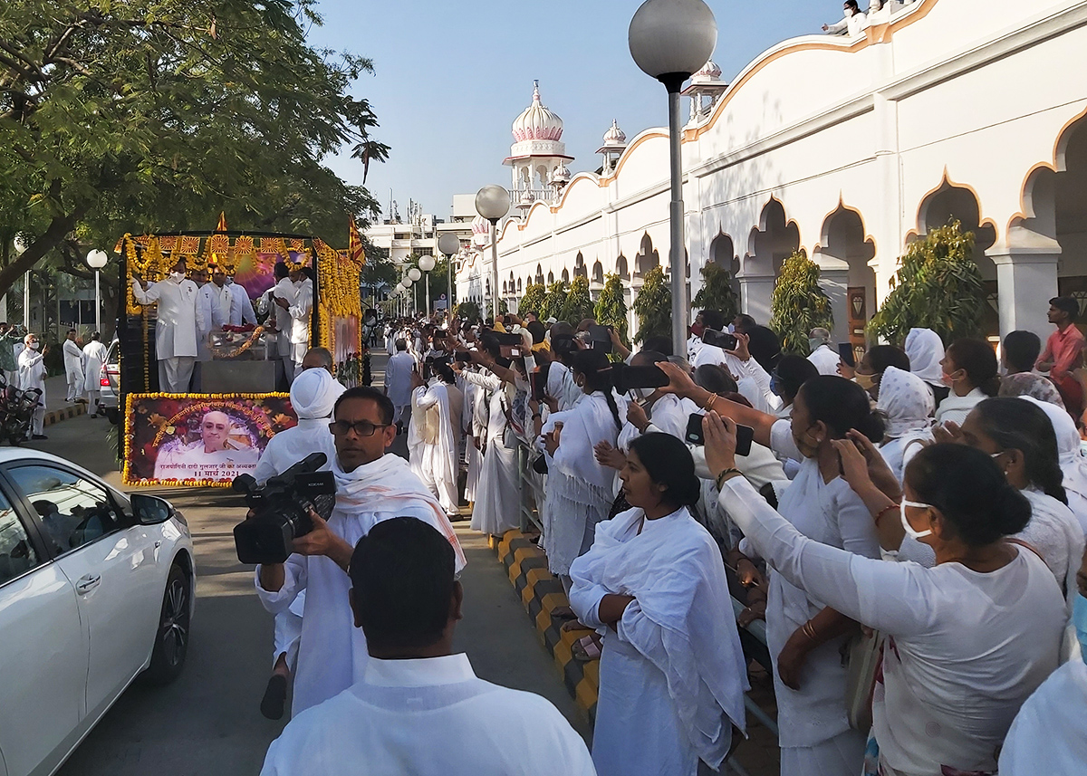 People paying their last respects