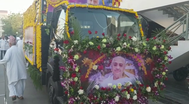 A chariot carrying the remains of Rajyogini Dadi Hridaya Mohini