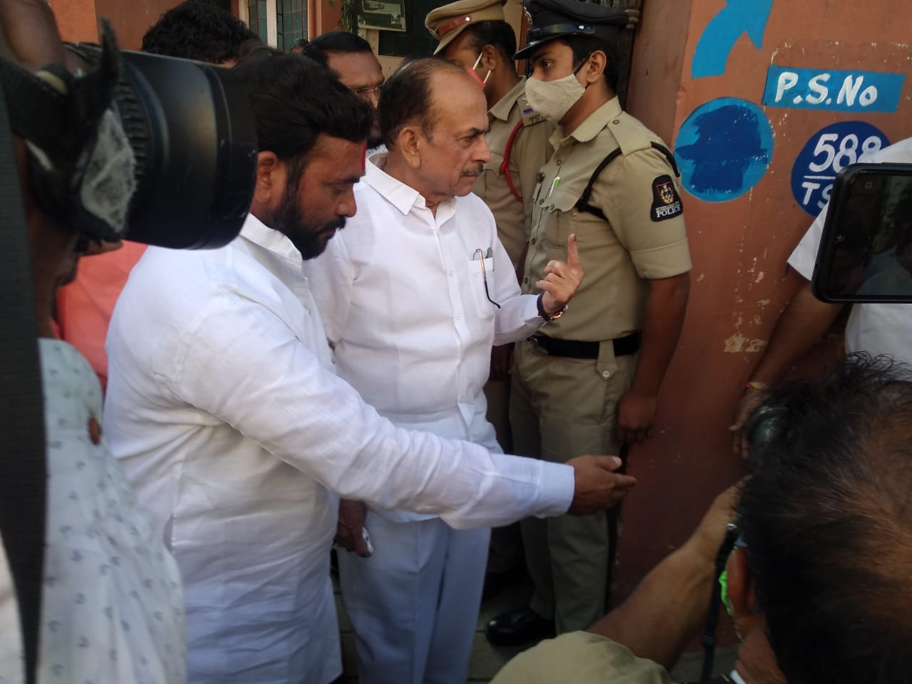 Home Minister Mahmoud Ali exercising his right to vote