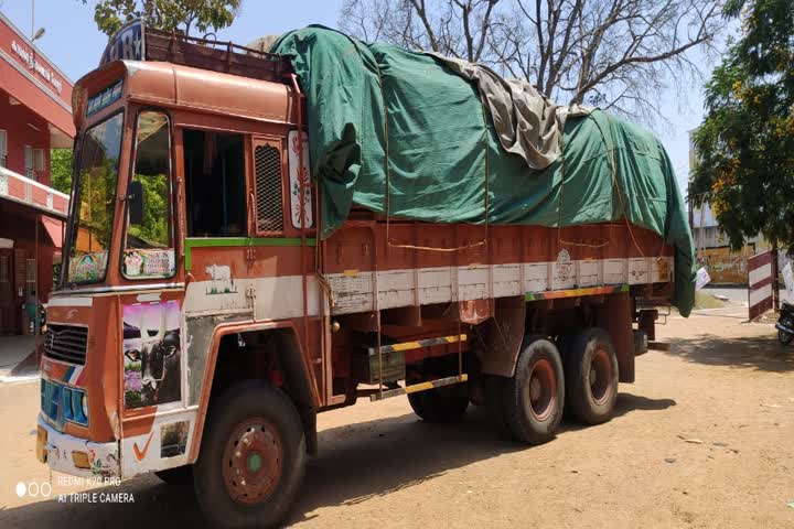 வெங்காய லாரியில் மதுபானங்கள் கடத்தல்: மூவர் கைது!