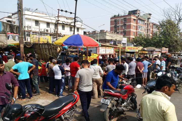 Crowds gathered at meat, chicken and fish shops due to Holi in Patna