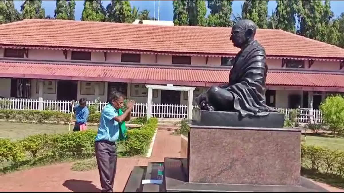 Gandhi statue  farmer appeal submit  ಮನವಿ ಪತ್ರ  ಗಾಂಧಿ ಪ್ರತಿಮೆ