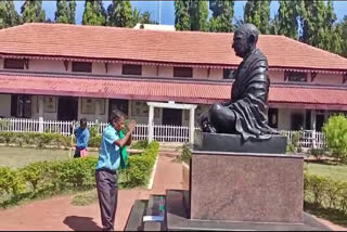 Gandhi statue  farmer appeal submit  ಮನವಿ ಪತ್ರ  ಗಾಂಧಿ ಪ್ರತಿಮೆ