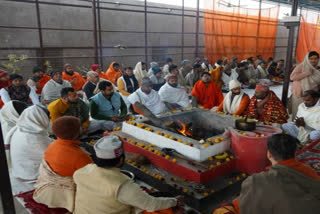Days ahead of Ram Temple consecration in Ayodhya, Yajurveda versus recitation has been started in Ram Janmabhoomi temple on Thursday. It will continue for the next six days. A priest from Varanasi, Lakshmi Kant Dixit, will perform the main rituals of the consecration ceremony of Ram Lalla on January 22