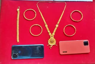 gold jewelry  arrested for robbing  ಚಿನ್ನಾಭರಣ ದೋಚಿದ ಮೂವರು  ಗ್ರಾಹಕರ ಸೋಗಿನಲ್ಲಿ ಕಳ್ಳತನ