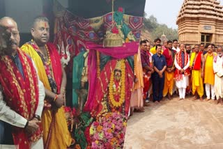 Raghubar Das offers prayer to Maa Tara tarini