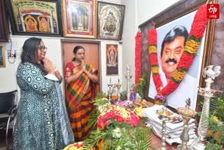 விஜயகாந்த் நினைவிடத்தில் நடிகை ராதா கண்ணீர் மல்க அஞ்சலி