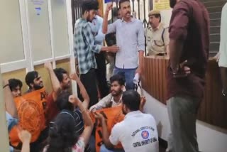 സർവകലാശാല വിസി  ABVP and University Vc  ABVP Members Blocked vc  കേരള കേന്ദ്ര സർവകലാശാല