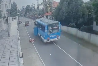 ബസിൽനിന്ന് വീട്ടമ്മ വീണു  കോട്ടയം അപകടം  BUS ACCIDAN KOTTAYAM  WOMEN Fell from the bus