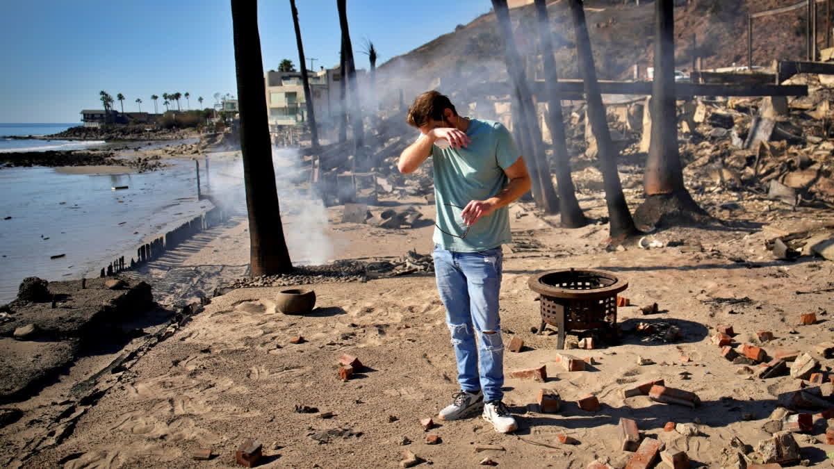 California Wildfires Homes Still Soldering Families Return To Search Ruins For Memories