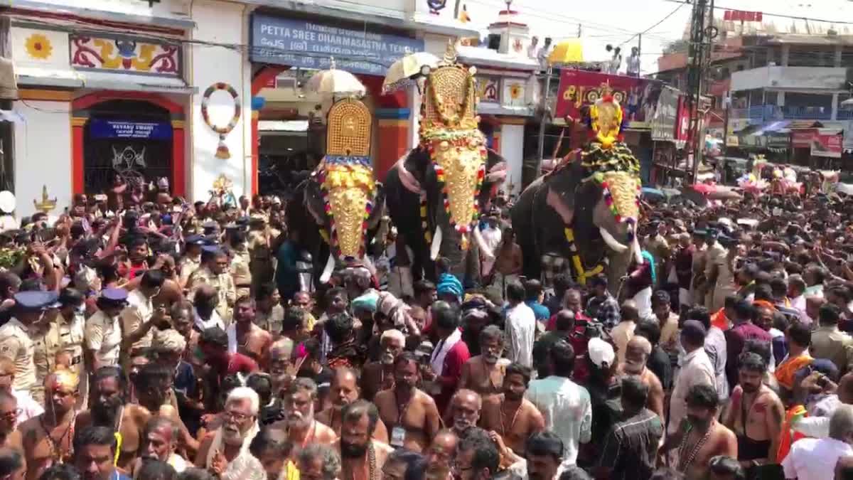 AMBALAPPUZHA GROUP PETTA THULLAL  SABARIMALA NEWS  KERALA NEWS  എരുമേലി പേട്ടതുള്ളല്‍