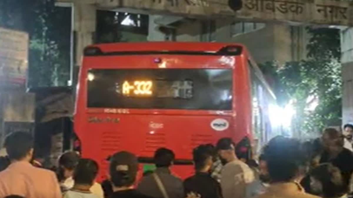 A bus without a driver rolled into a tea stall