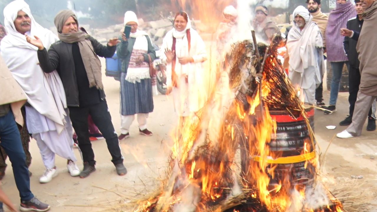 Farmers burnt PM Modi's effigy