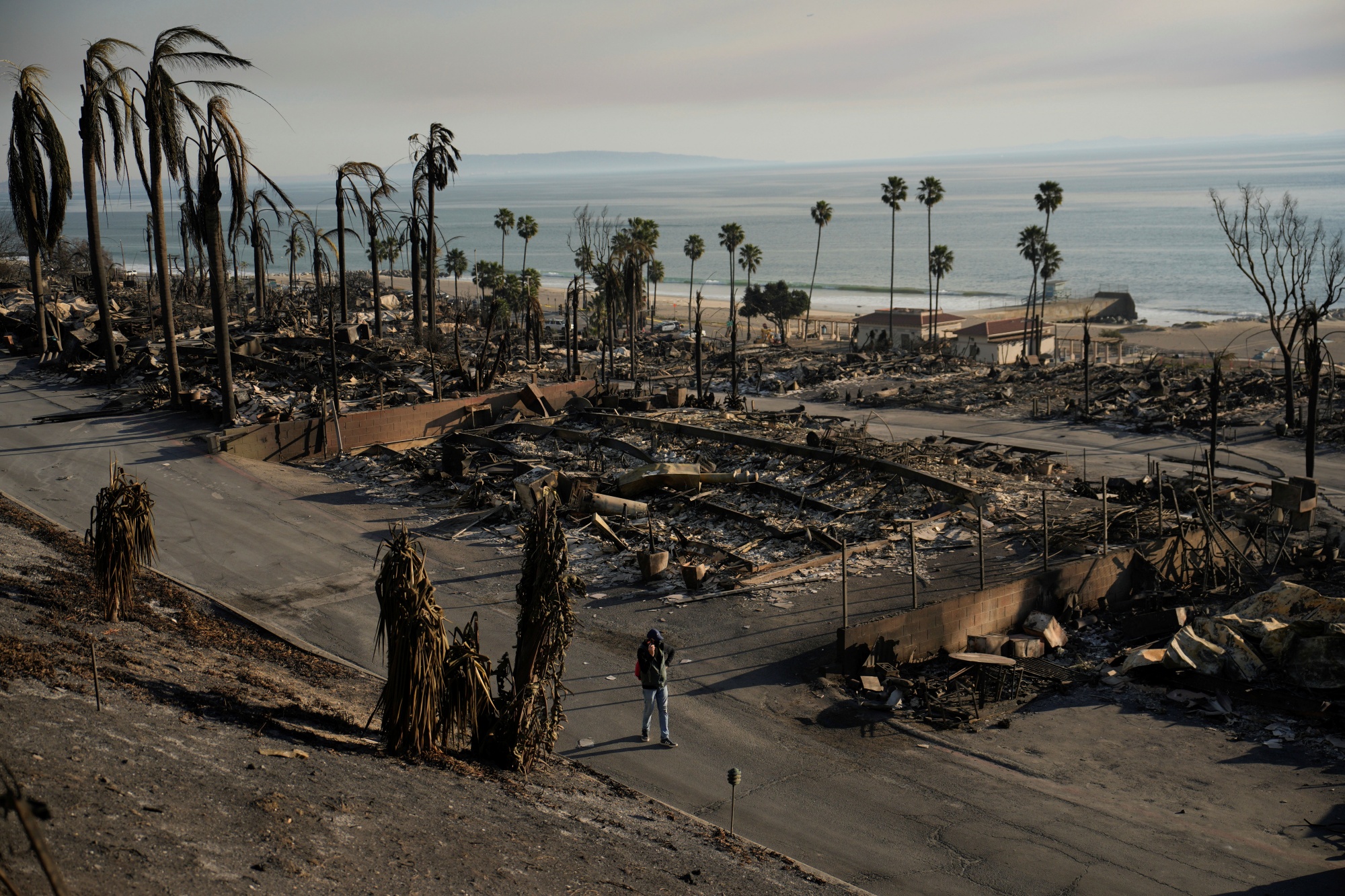 California Wildfires Homes Still Soldering Families Return To Search Ruins For Memories