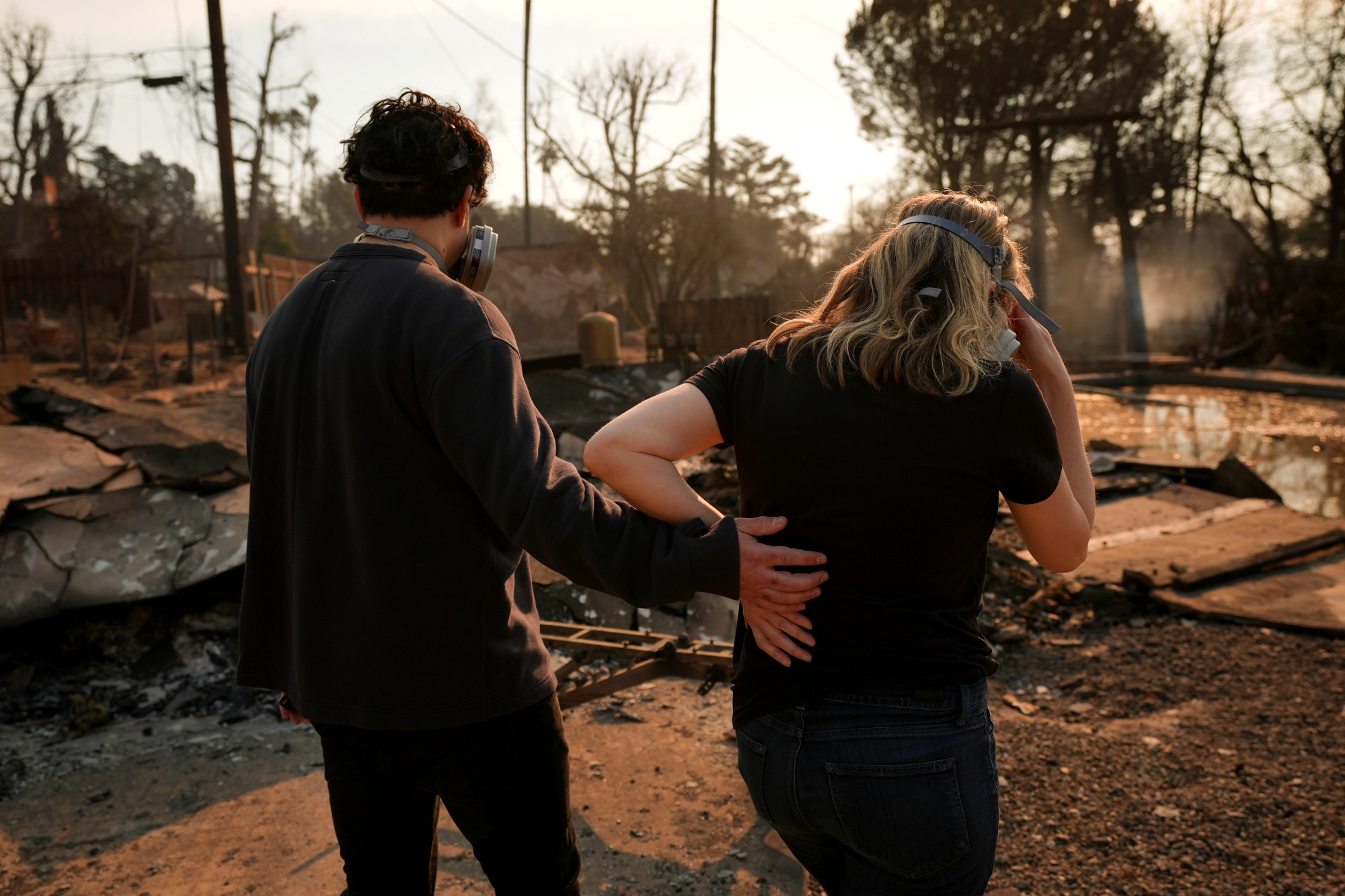 California Wildfires Homes Still Soldering Families Return To Search Ruins For Memories