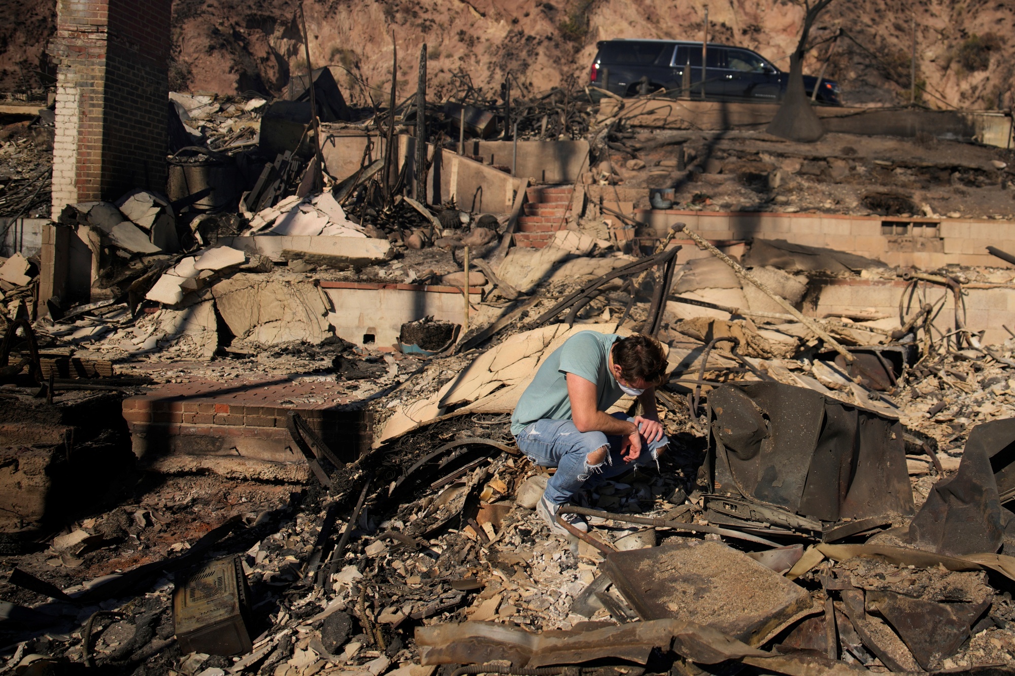 California Wildfires Homes Still Soldering Families Return To Search Ruins For Memories