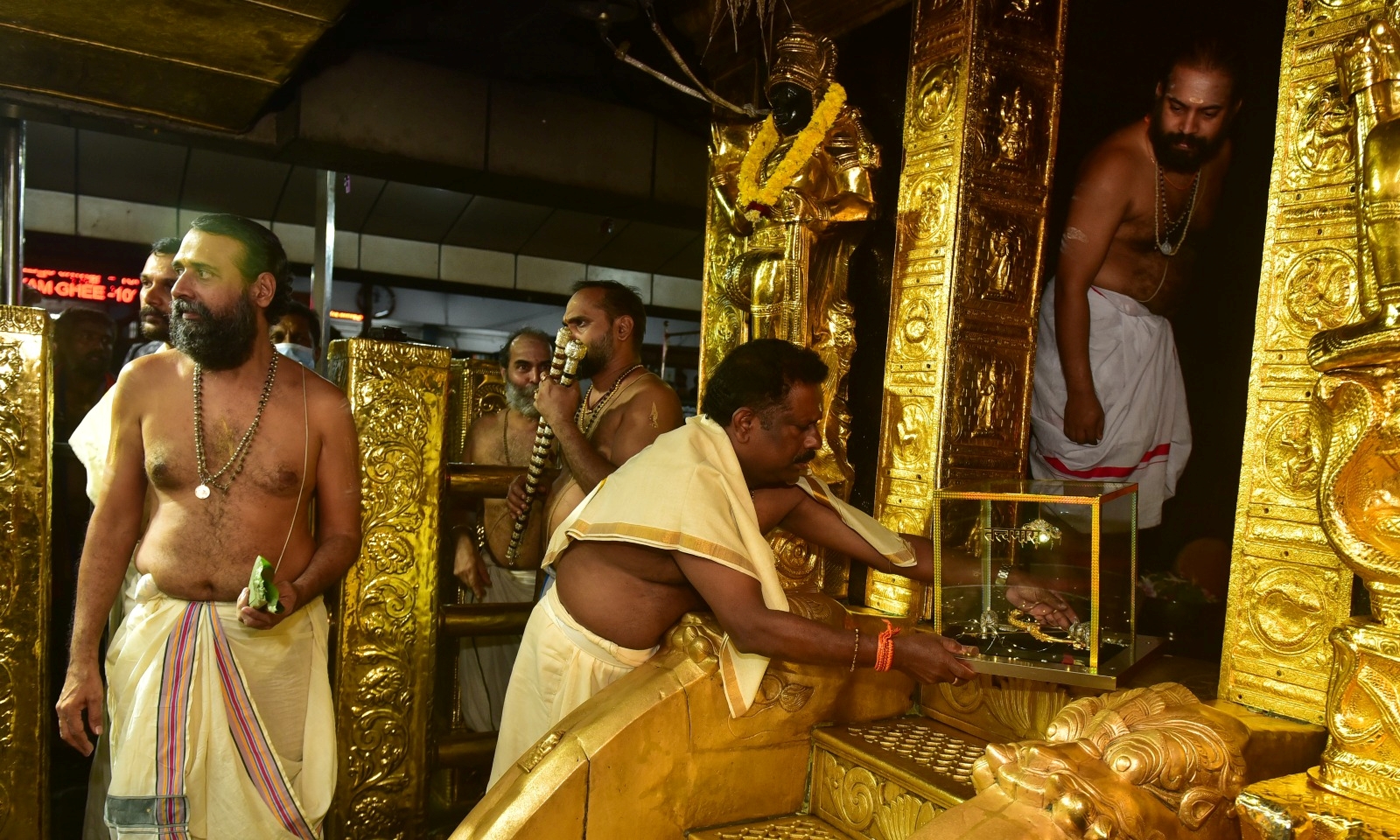 TELANGANA BUSINESS MAN SABARIMALA  GOLDEN PRESENT TO AYYAPPAN PRESENT  അയ്യപ്പന് തെലങ്കാന ഭക്തന്‍ കാണിക്ക  അയ്യപ്പന് സ്വര്‍ണ കാണിക്ക