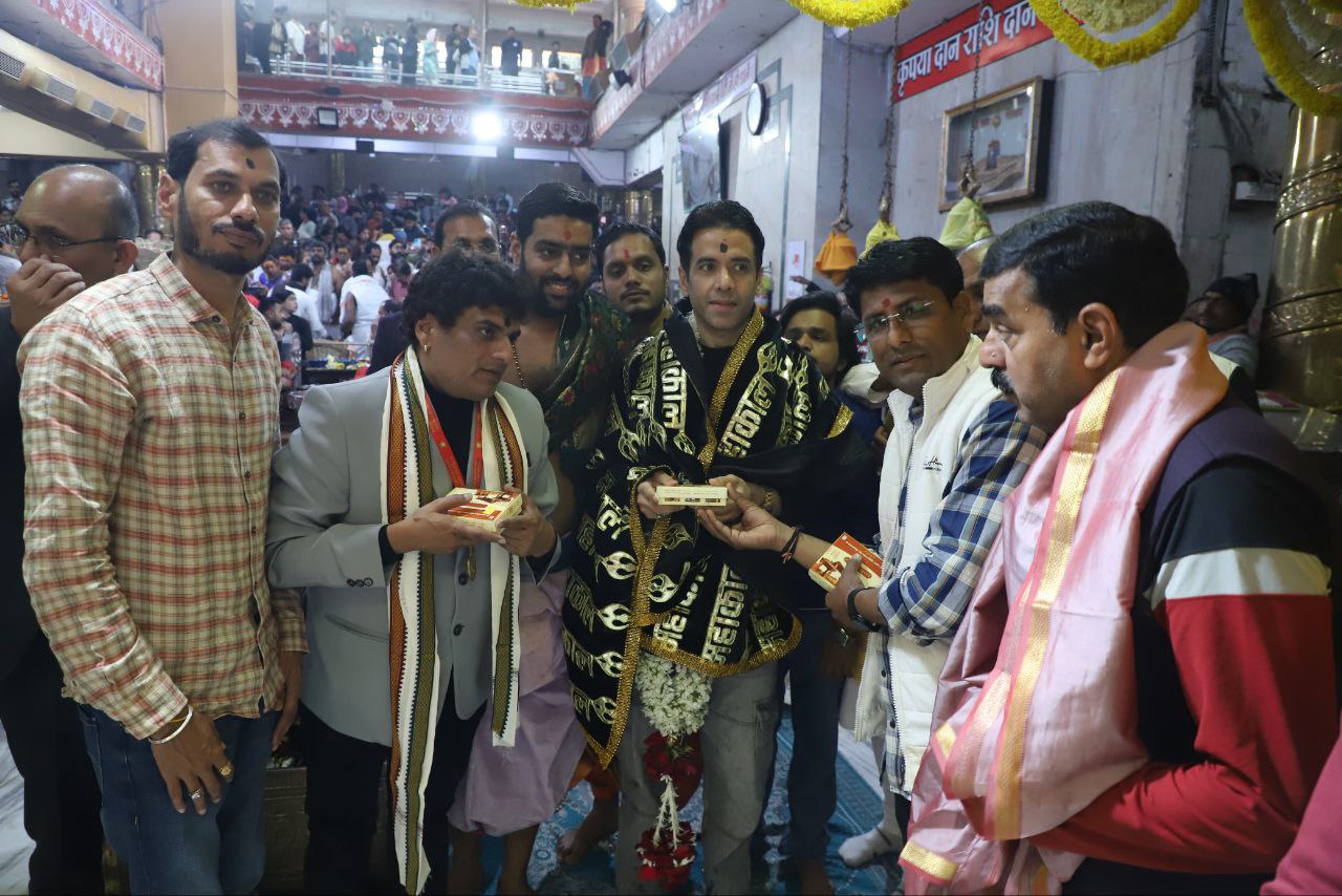 TUSSHAR KAPOOR AT MAHAKALESHWAR DARSHAN