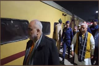 manoharlal khattar traveled by train