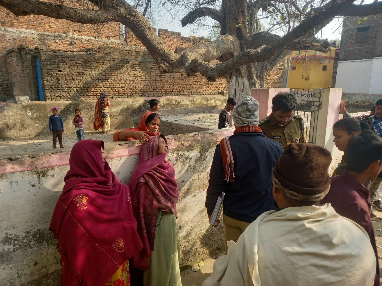 ग्रामीण महिलाएं और स्थानीय लोगों की भीड़