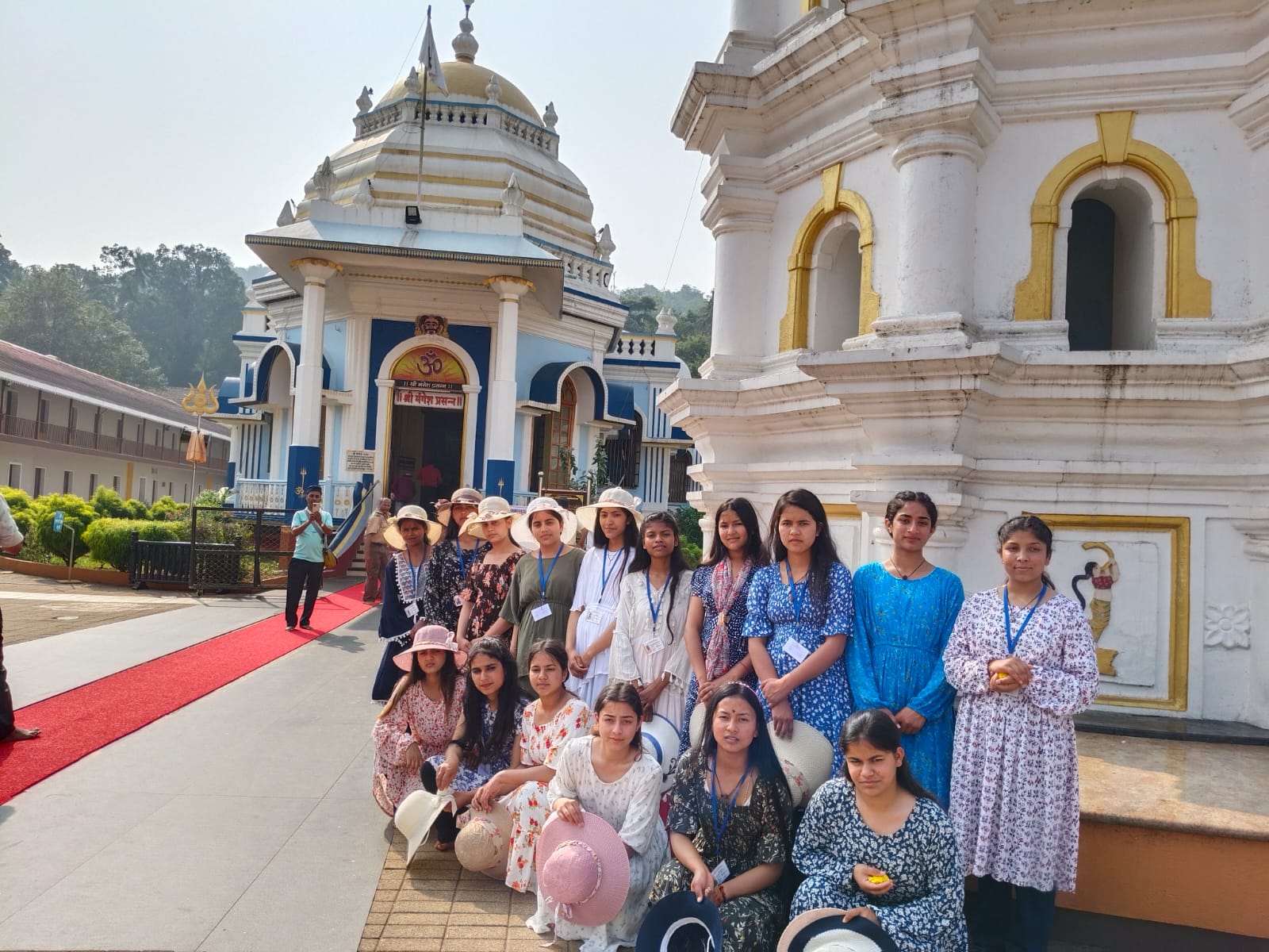 गोवा के टूरिस्ट प्लेस पर घूमते चिल्ड्रन ऑफ द स्टेट