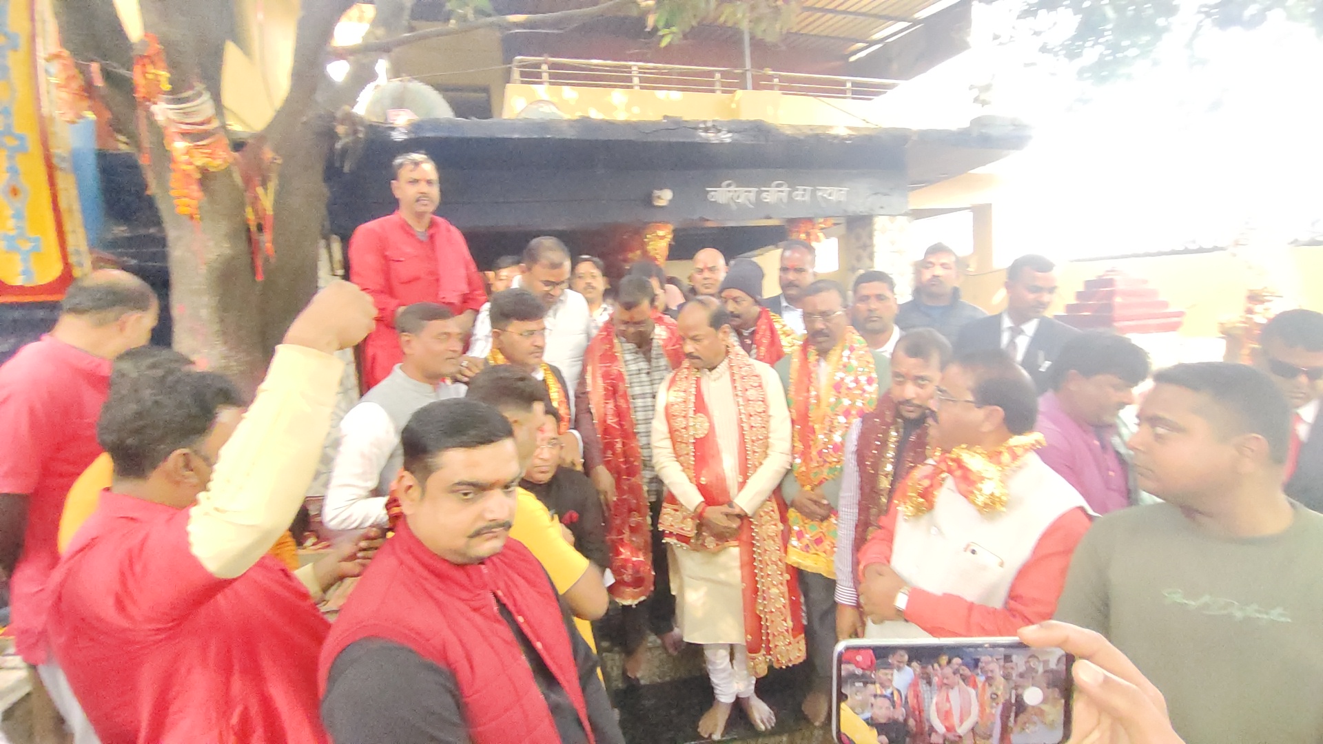 BJP leader Raghubar Das offered prayers at Maa Chinmastike Mandir in Ramgarh