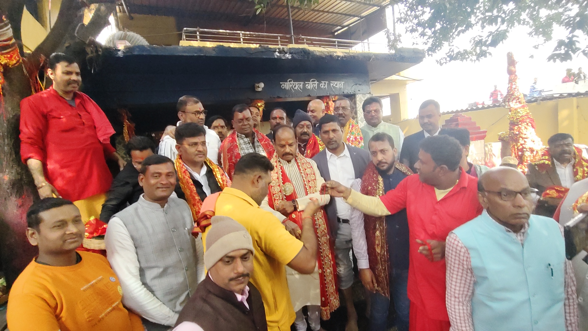 BJP leader Raghubar Das offered prayers at Maa Chinmastike Mandir in Ramgarh