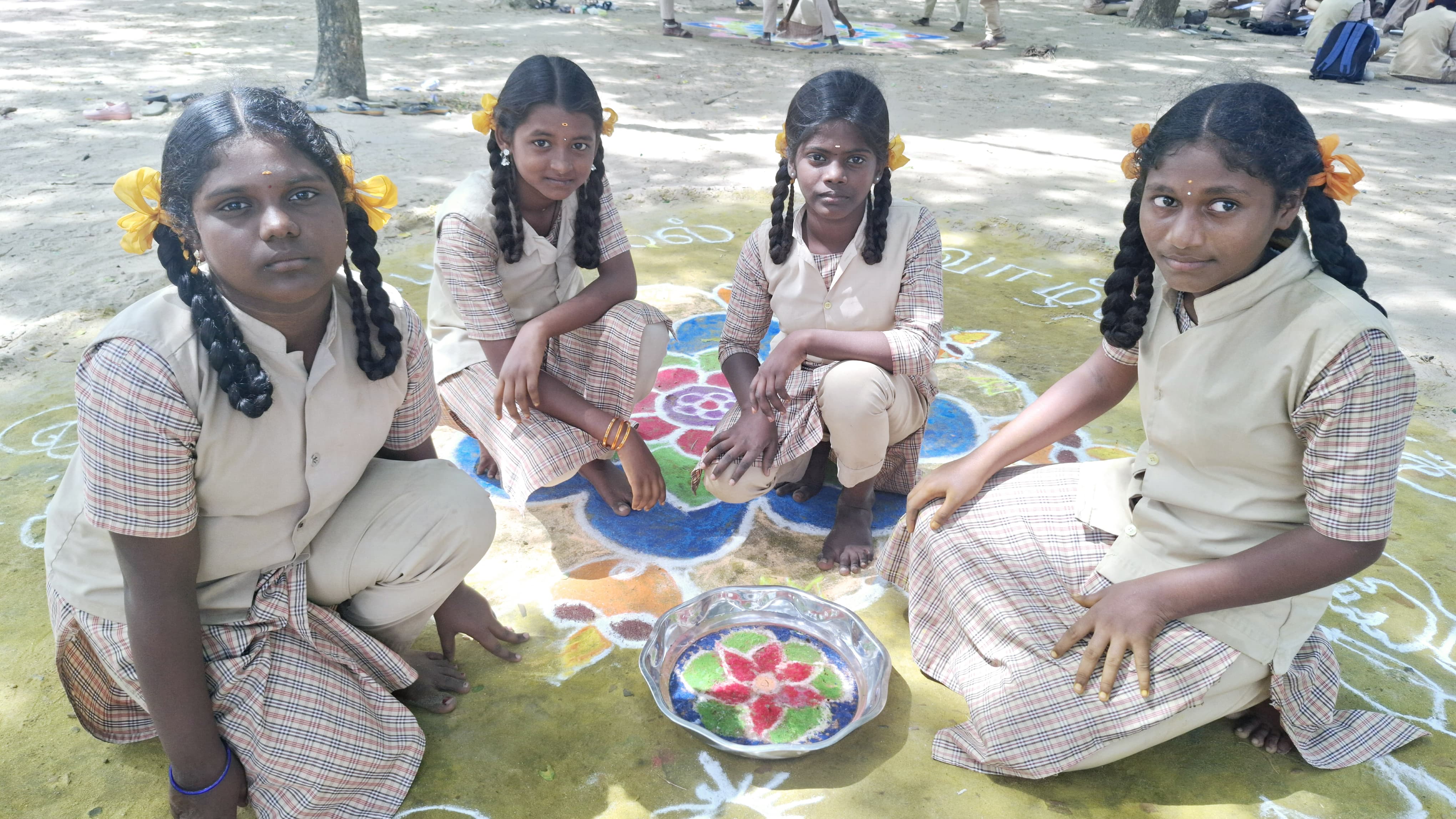 தண்ணீரில் கோலம் வரைந்த மாணவிகள்