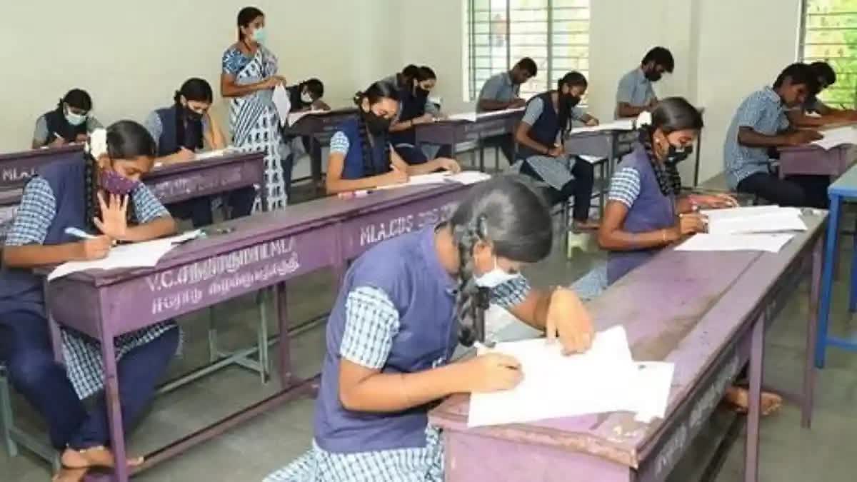 பறக்கும் படையினர் மாணவர்களை அச்சுறுத்தக் கூடாது