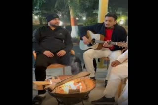 Ahead of the flooer test in Bihar, RJD MLAs enjoyed a leisure time at the residence of former Bihar Deputy Chief Minister Tejashwi Yadav’s residence in Patna while playing songs on musical instruments to entertain themselves.