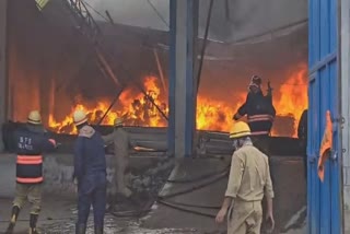 अलीपुर में जूता फैक्ट्री में लगी भीषण आग