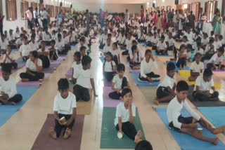 300-students-at-the-same-time-artha-machendra-asana-record-in-tenkasi