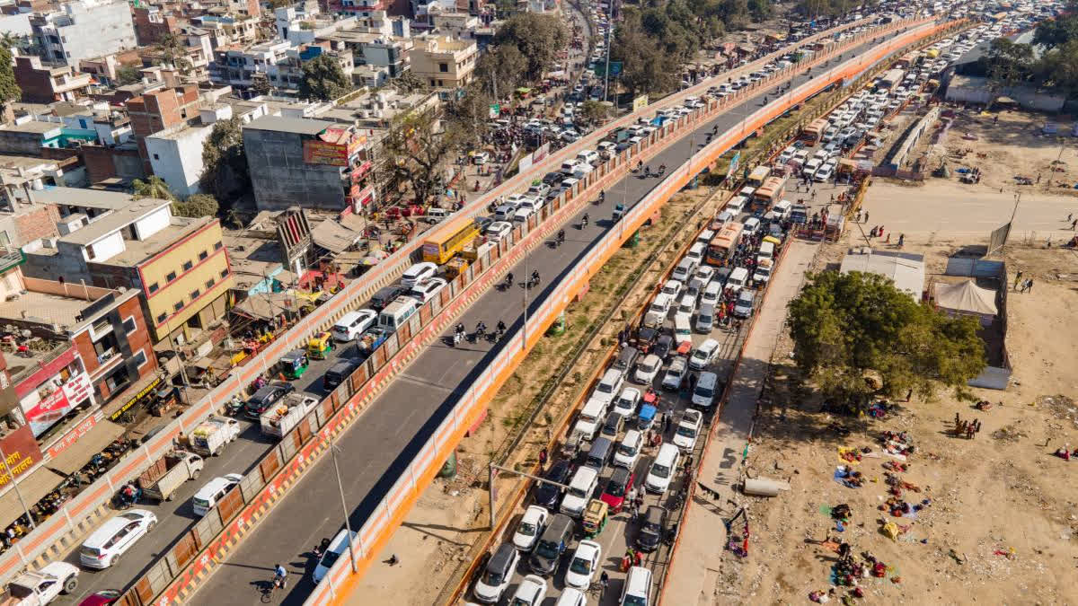In Pictures: 300 KM Massive Traffic Chaos On Way To Prayagraj For Maha Kumbh A 300-km traffic jam has stranded pilgrims heading to Prayagraj, with vehicles stuck for hours. Authorities are halting traffic and offering food, water, and shelter.