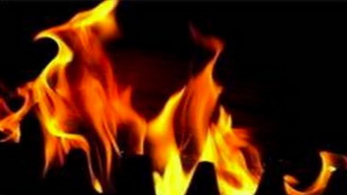 ഫർണിച്ചർ ഗോഡൗണിൽ തീപിടിത്തം  FIRE BREAKS OUT IN MUMBAI  FIRE BREAKS OUT AT FURNITURE GODOWN  LATEST NEWS IN MALAYALAM