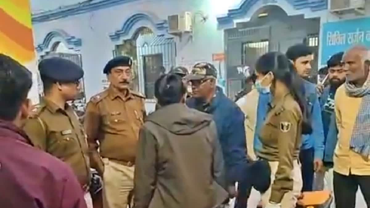 सिवान सदर अस्पताल में जांच करती पुलिस