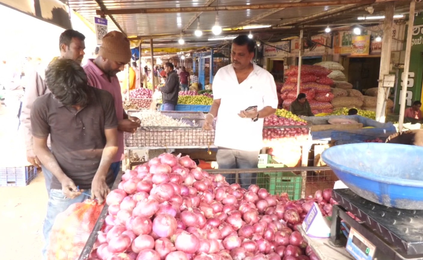 Mandi owner announces special offers for customers from onion mandi In Tumakuru