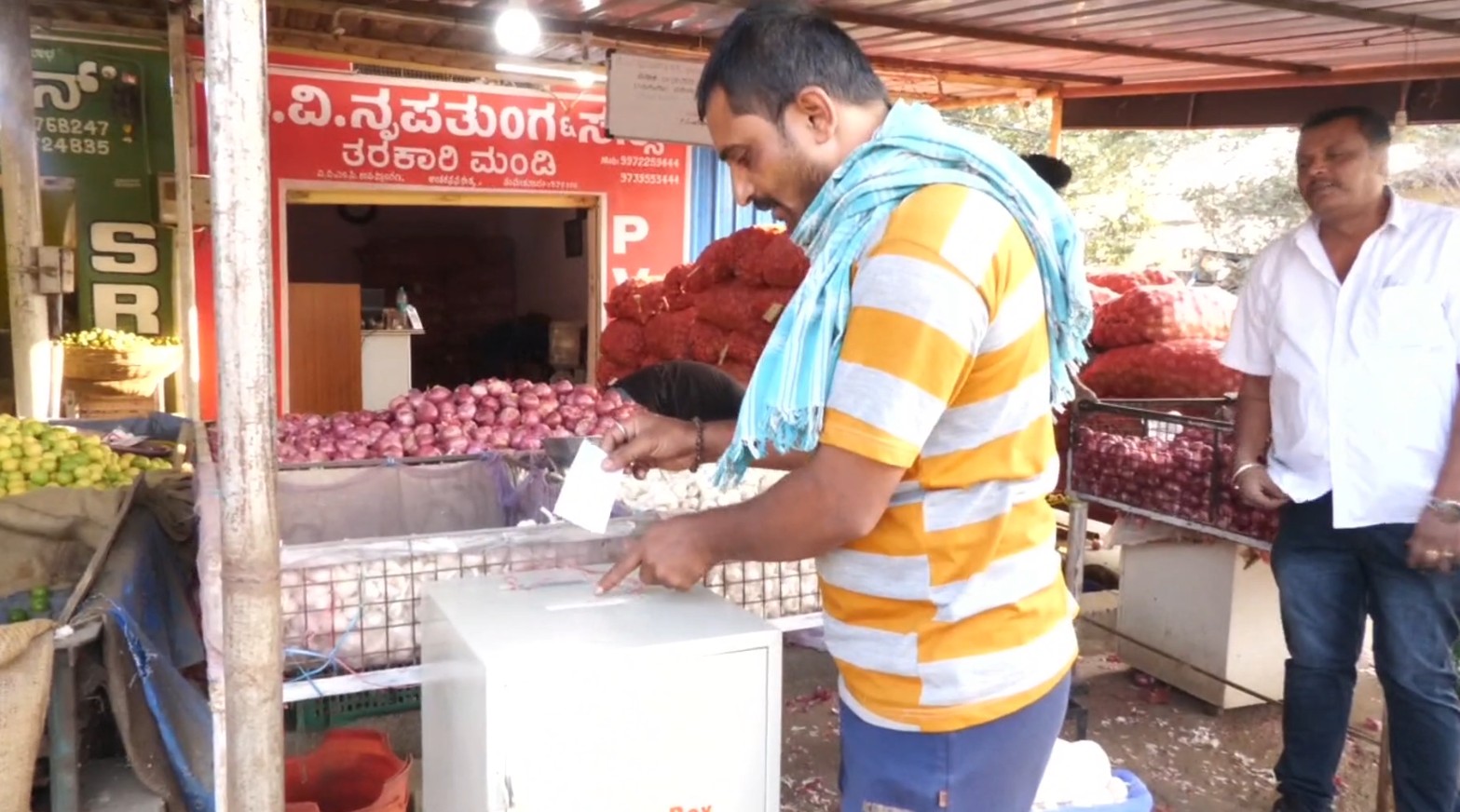 Mandi owner announces special offers for customers from onion mandi In Tumakuru