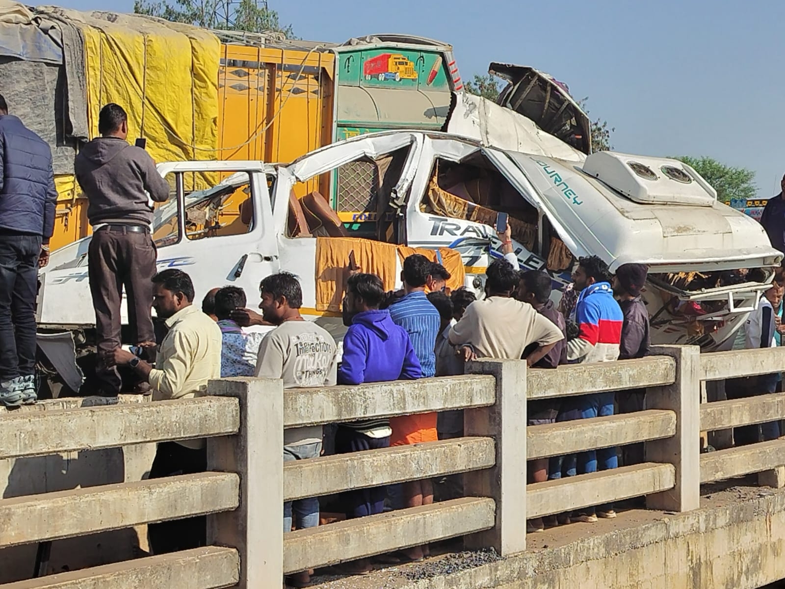 MAHA KUMBH MELA 2025  TRUCK TRAVELLER ACCIDENT  JABALPUR PRAYAGRAJ ROAD ACCIDENT  ACCIDENT IN JABALPUR