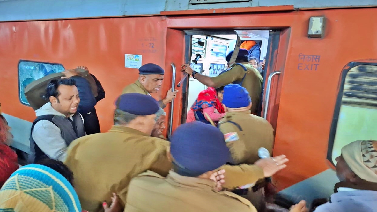 पवन एक्सप्रेस से यात्रियों को उतारती पुलिस