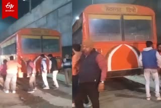 रोडवेज बस को धक्का लगाते भी दिखे यात्री.