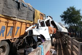 MAHA KUMBH MELA 2025  TRUCK TRAVELLER ACCIDENT  JABALPUR PRAYAGRAJ ROAD ACCIDENT  ACCIDENT IN JABALPUR