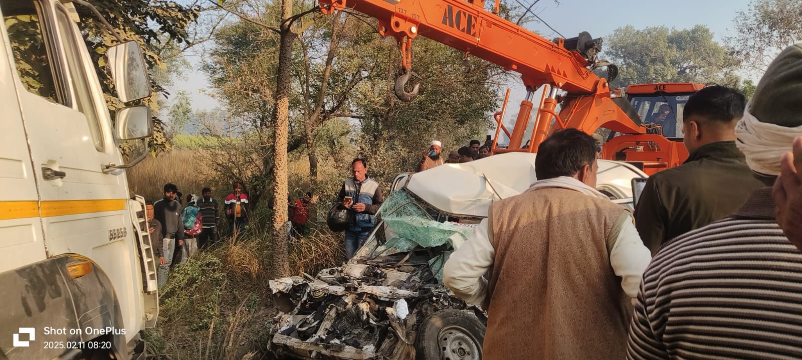 क्रेन की मदद से दोनों वाहनों को किनारे कराया गया.