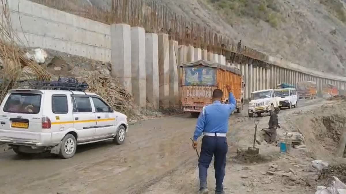 one-way-trafic-restored-in-srinagar-jammu-highway