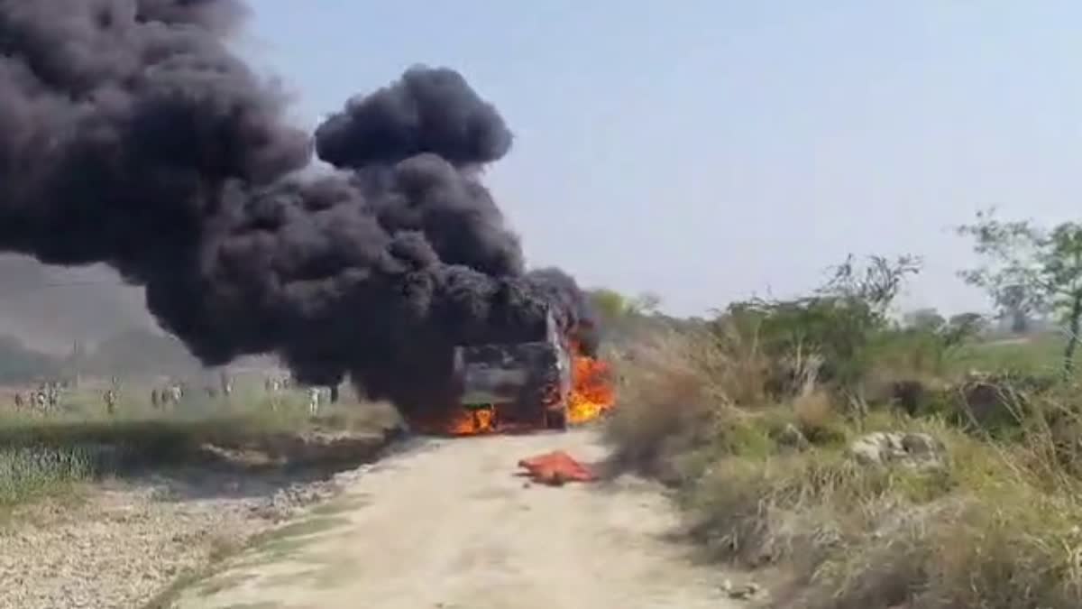 major-accident-in-ghazipur-fire-broke-out-in-the-bus-after-touching-the-hyphenation-line-many-people-reported-burnt