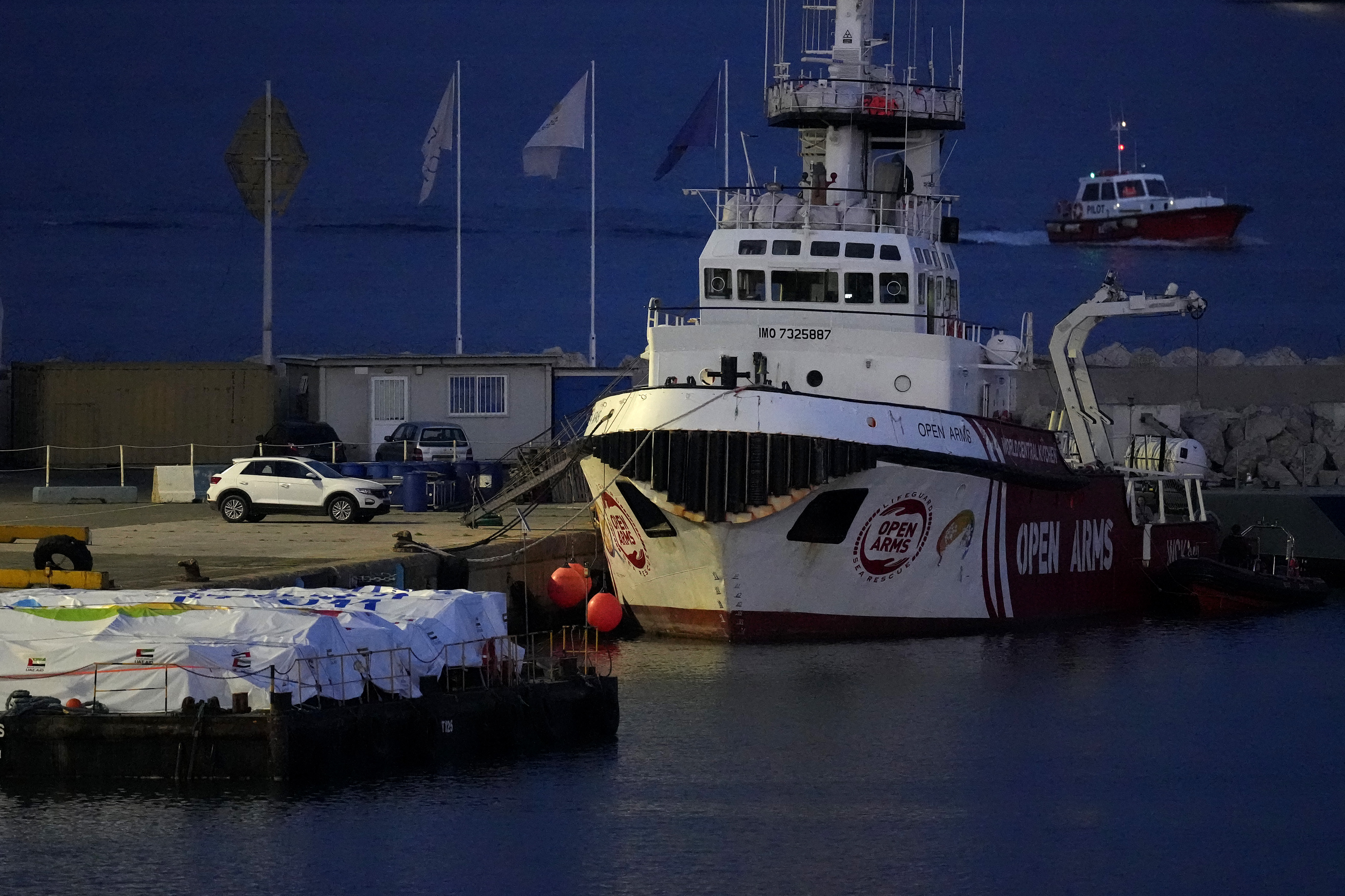ہسپانوی امدادی گروپ اوپن آرمز سے تعلق رکھنے والا جہاز قبرص کی بندرگاہ پر اجازت کا منتظر۔۔۔۔ (Photo: AP)