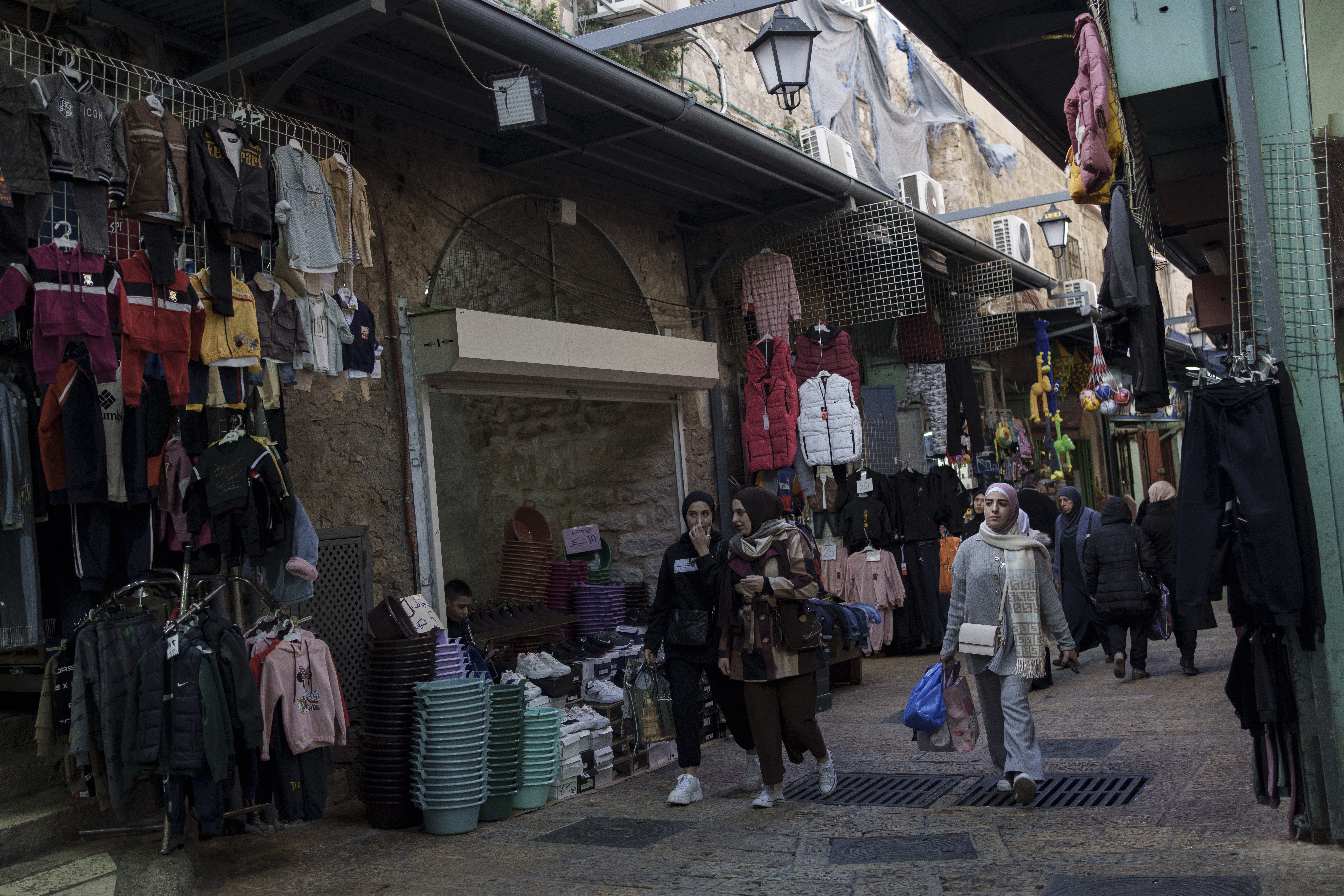 یروشلم کے پرانے شہر میں غزہ جنگ کی وجہ سے رمضان کی خوشیاں پھیکی پڑیں۔۔۔۔۔ (Photo: AP)