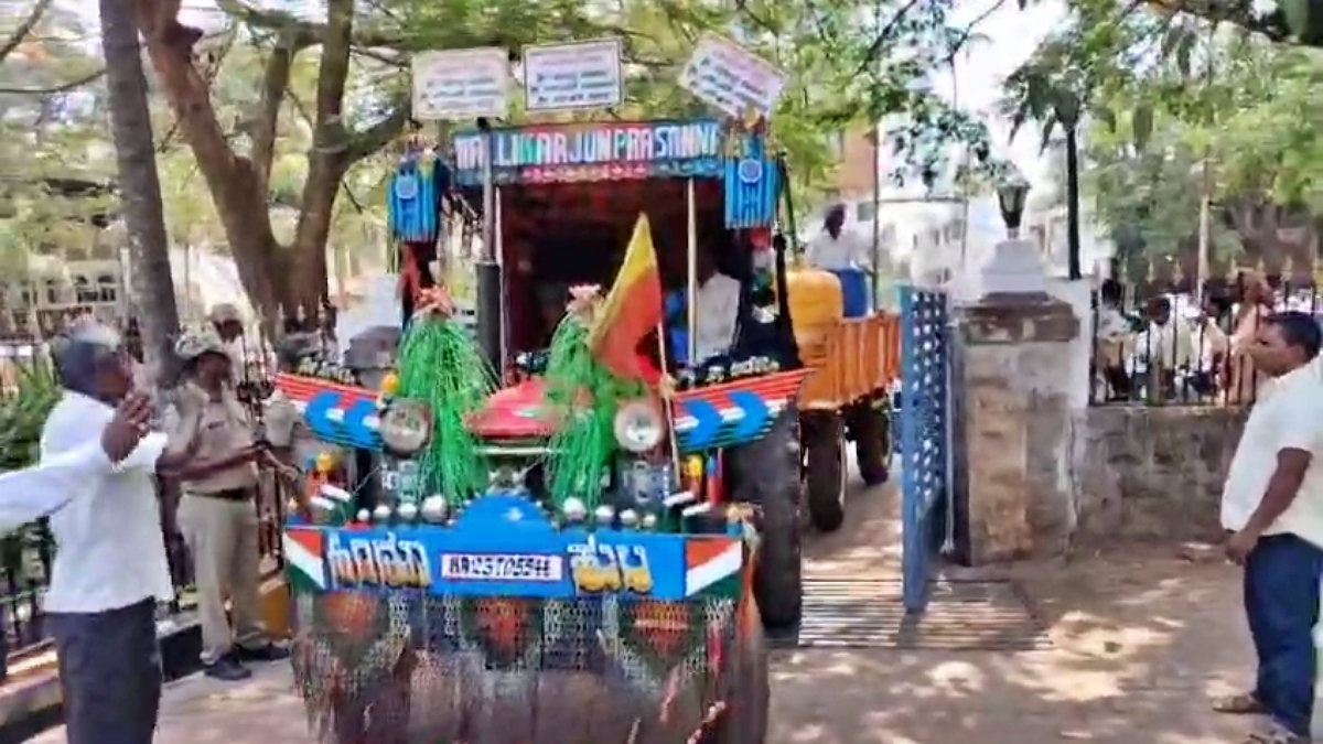 Farmers besiege Belgaum Irrigation Department office with bulls