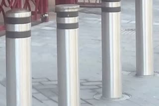 hydraulic blocking bollard